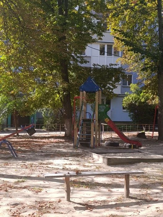 2 кімнатна квартира, за жіночою консультацією (світло не вим