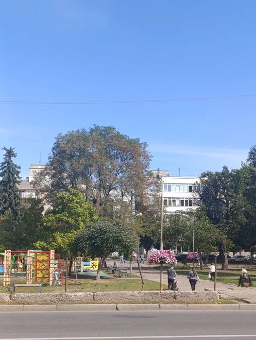 2 кімнатна квартира, за жіночою консультацією (світло не вим