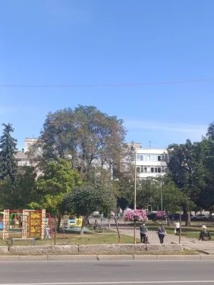 2 кімнатна квартира, за жіночою консультацією (світло не вим