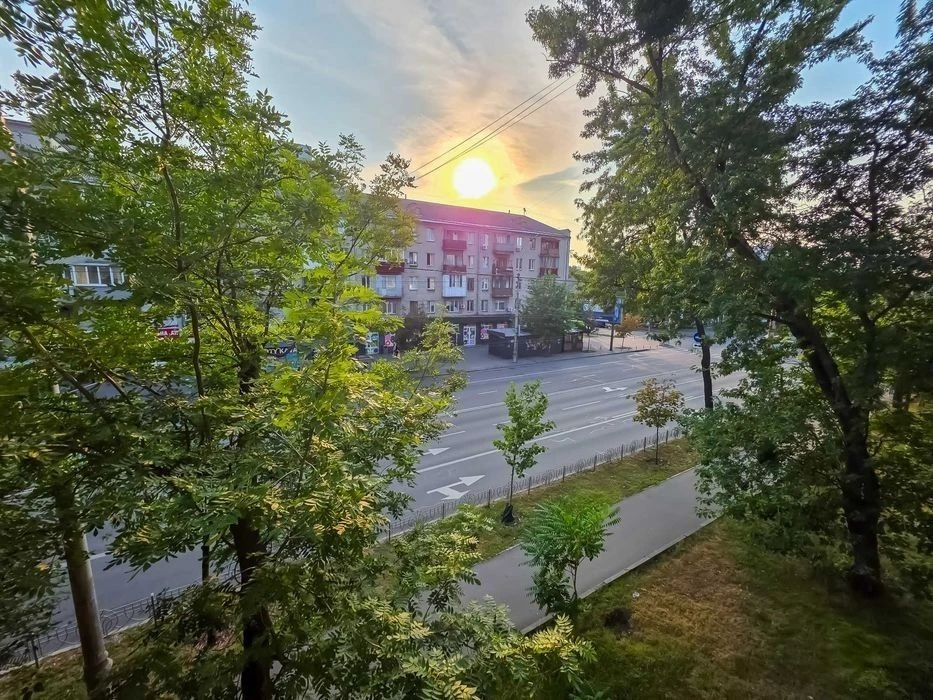 OWNER One-room apartment 26/8 Budivelnykiv Street. metro