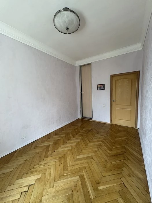 Держпрограми ТАК. Сталінка. Стеля 3.3 м. Вул. Будівельників