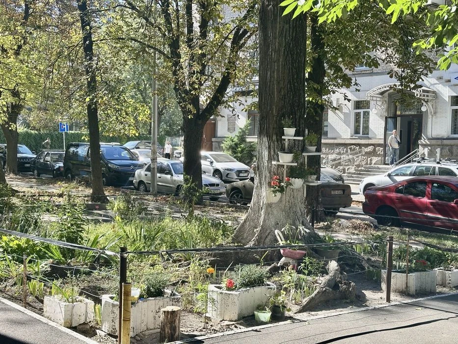 Вул. Сергія Берегового (Мартиросяна), 2/6. Продаж квартири з
