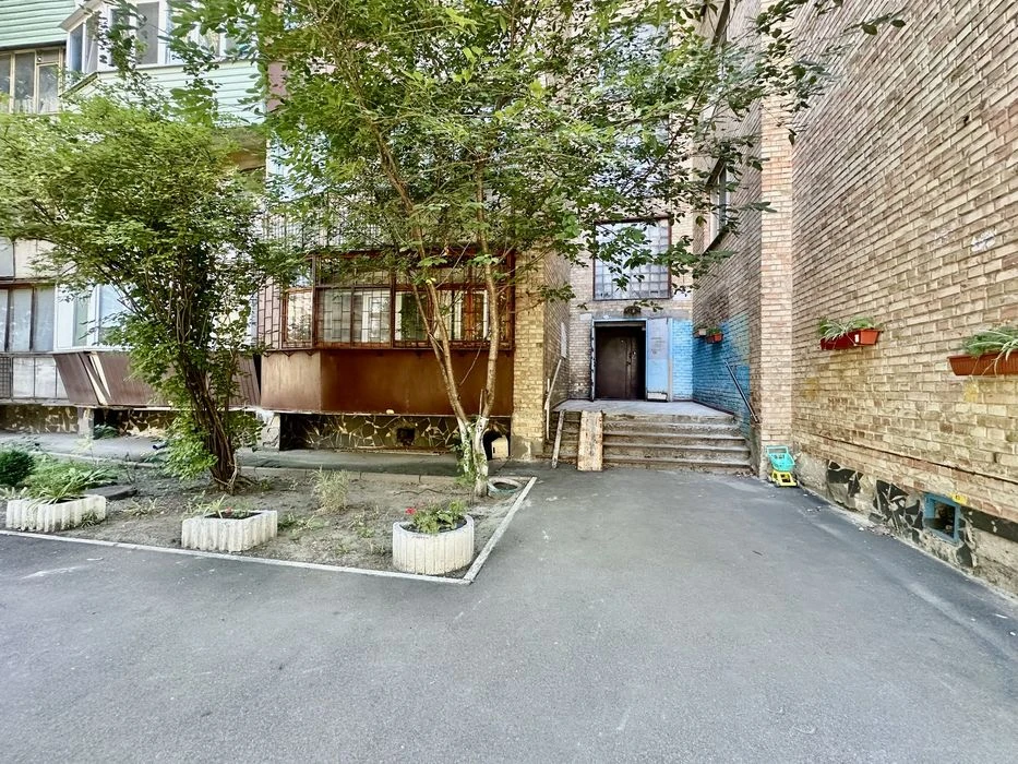 Вул. Сергія Берегового (Мартиросяна), 2/6. Продаж квартири з