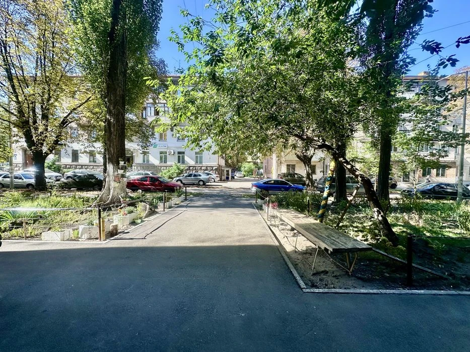 Вул. Сергія Берегового (Мартиросяна), 2/6. Продаж квартири з