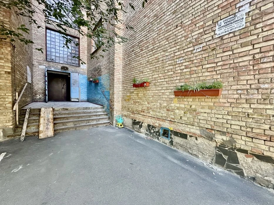 Вул. Сергія Берегового (Мартиросяна), 2/6. Продаж квартири з