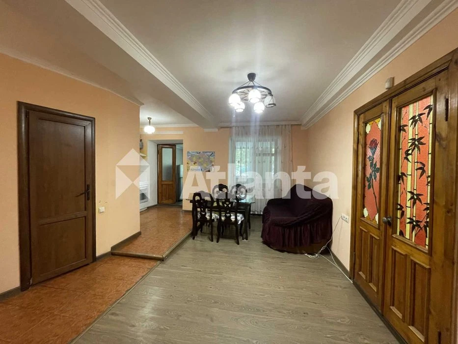 У продажу затишна 3-к квартира перший поверх з лоджією на Че
