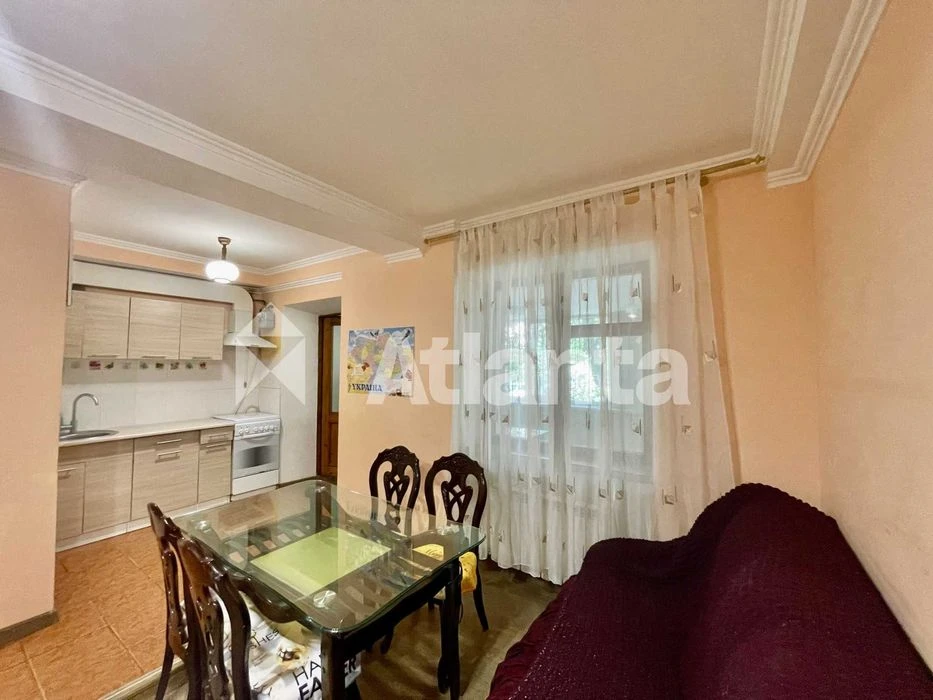 У продажу затишна 3-к квартира перший поверх з лоджією на Че