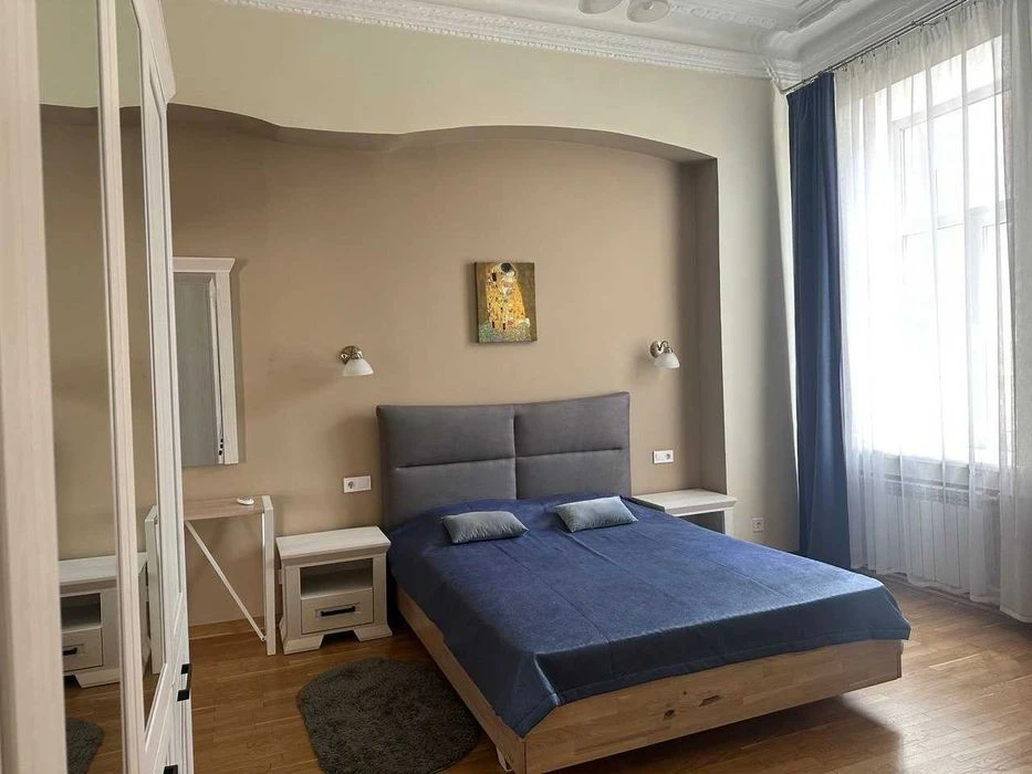 2-кімнатна в історичному центрі Києва (безпечна, затишна).