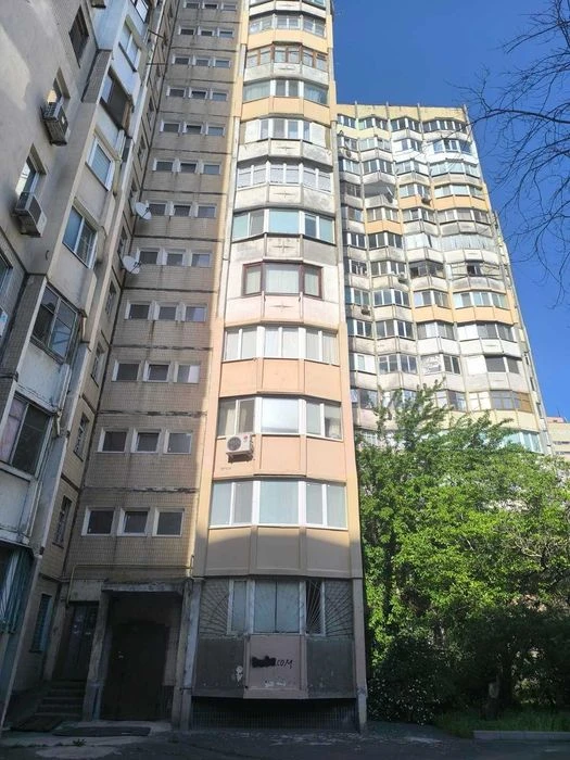 seg-01    Продам 3-х комн. кв. на Ак. Королева Южный рынок П