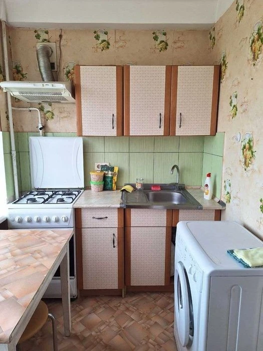 Продаж 1 кімн вул Харківське шосе, 21 32 кв. м. Гарний стан.