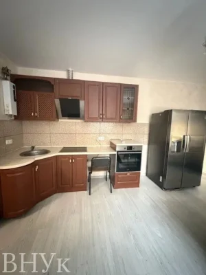 Продам частину будинку з ремонтом та гаражем у Луцьку