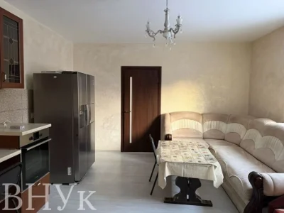 Продам частину будинку з ремонтом та гаражем у Луцьку