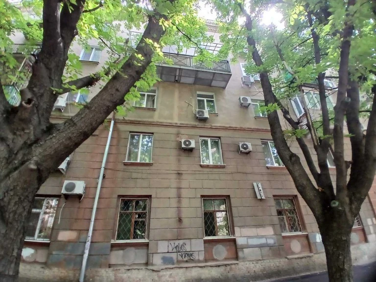 В продаже двухкомнатная квартира в центре города.