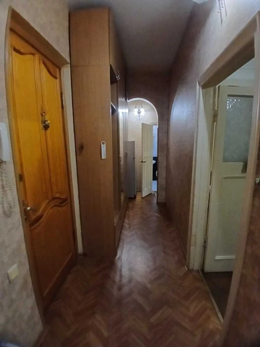 В продаже двухкомнатная квартира в центре города.