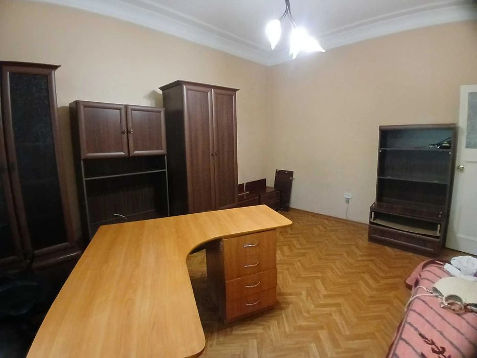 В продаже двухкомнатная квартира в центре города.