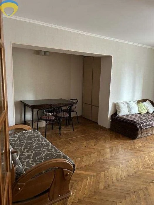Просторная светлая квартира, крепкий кирпичный дом.