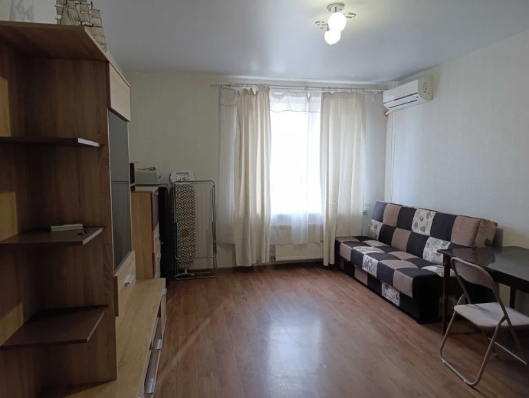 1 кім 46м.кв в новому цегляному будинку не далеко від ринка