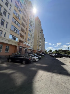 Паркомісця в паркінгу по Святотроїцькій
