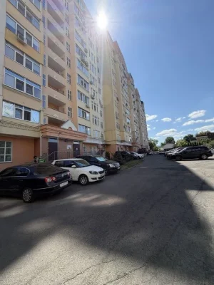 Паркомісця в паркінгу по Святотроїцькій
