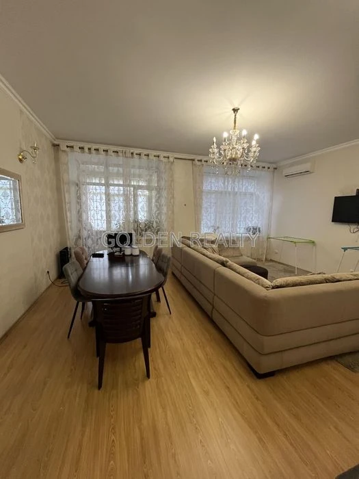 Продаж 3-кімнатної квартири з ремонтом у центрі | вул. М. Кр