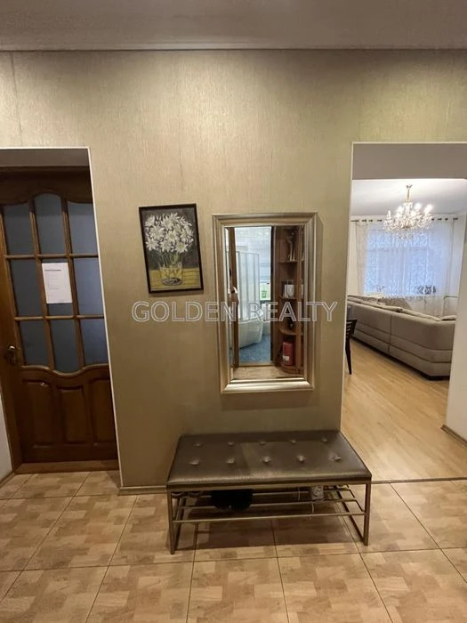 Продаж 3-кімнатної квартири з ремонтом у центрі | вул. М. Кр