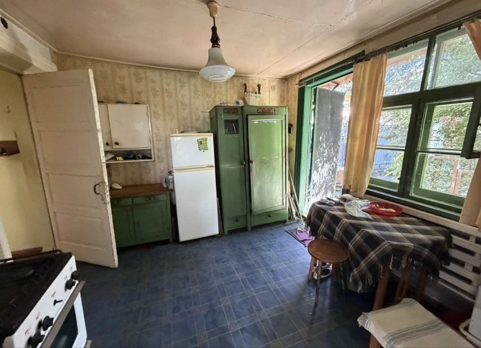 Продам 3 кімнатну квартиру.з власним подвірʼям