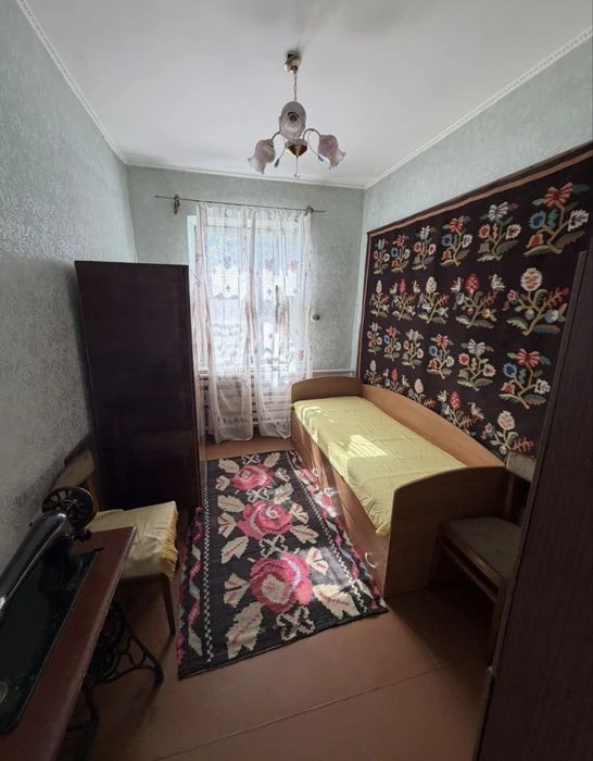 Продам 3 кімнатну квартиру.з власним подвірʼям