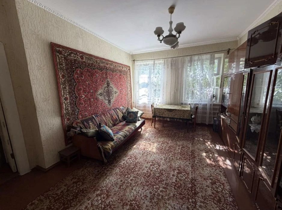Продам 3 кімнатну квартиру.з власним подвірʼям