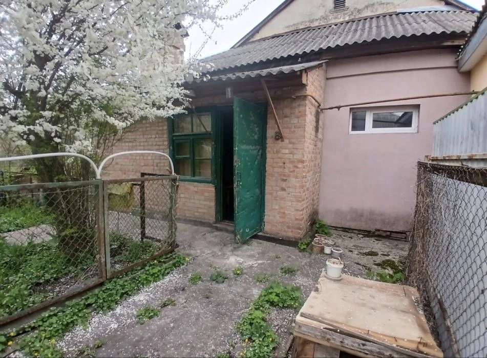 Продам 3 кімнатну квартиру.з власним подвірʼям