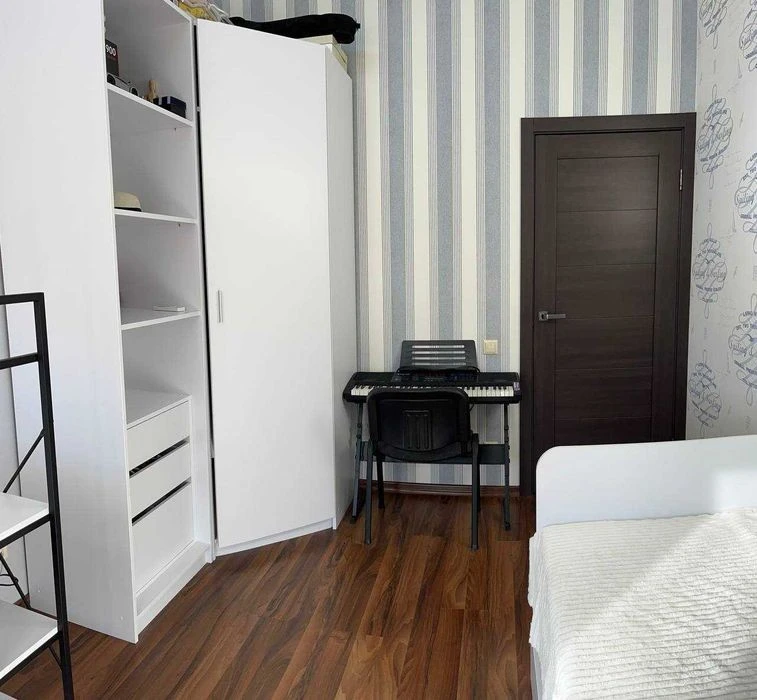 3-room apartment for sale, renovated, furnished, Comfort Town residential complex