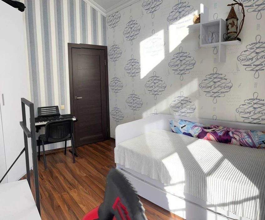 3-room apartment for sale, renovated, furnished, Comfort Town residential complex