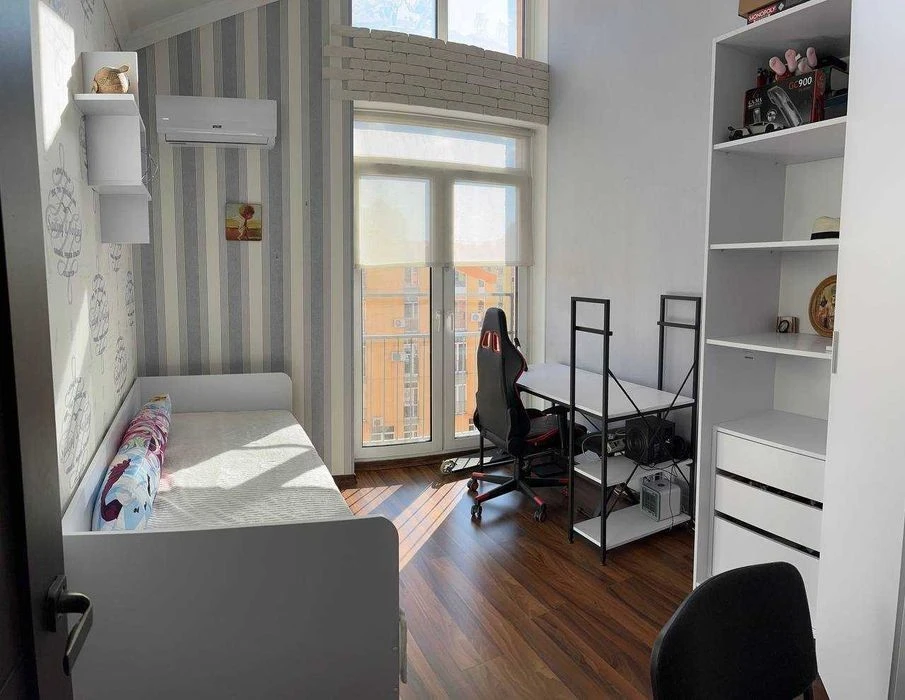 3-room apartment for sale, renovated, furnished, Comfort Town residential complex