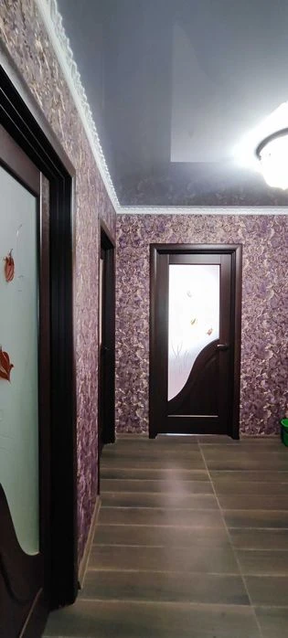 Продається трикімнатна квартира з євроремонтом.Кімнати розді