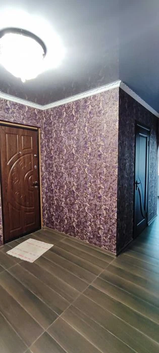 Продається трикімнатна квартира з євроремонтом.Кімнати розді