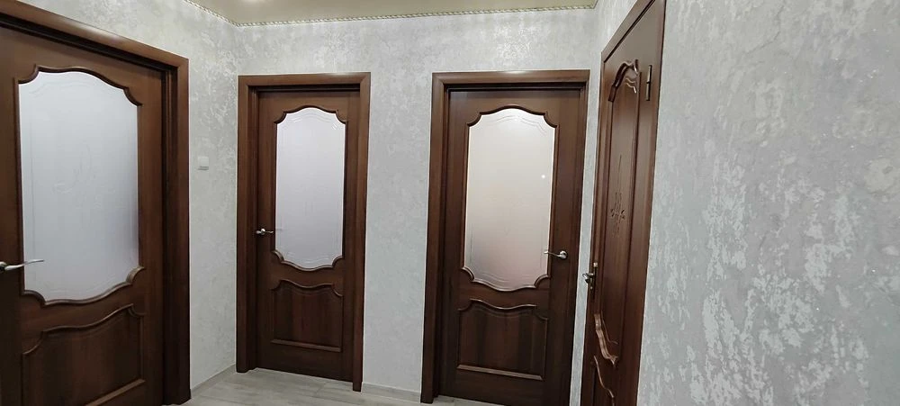 Продається трикімнатна квартира з євроремонтом.Кімнати розді