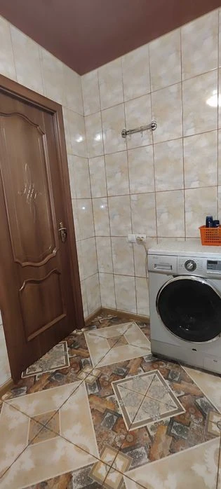 Продається трикімнатна квартира з євроремонтом.Кімнати розді