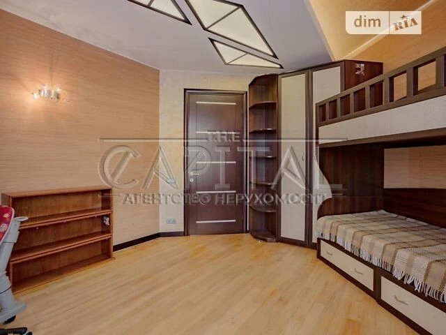 Sale of 3-room apartment 240 sq. m on Volodymyrska st. 49-A • ID