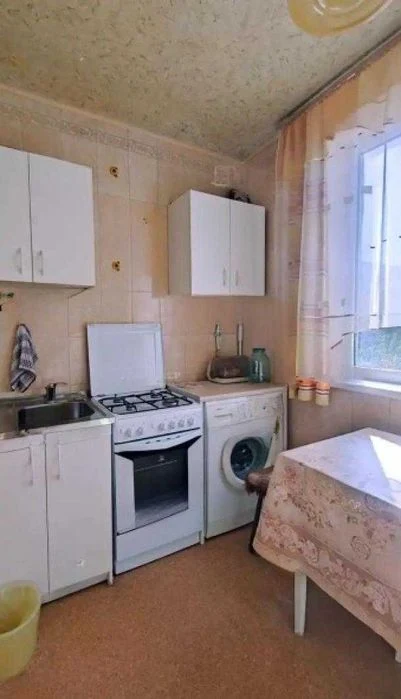 Продам 2к. кв. с раздельными комнатами, 10мин. м. Индустриал