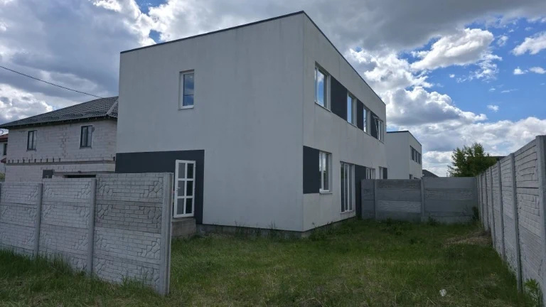 Продаж будинку з ділянкою