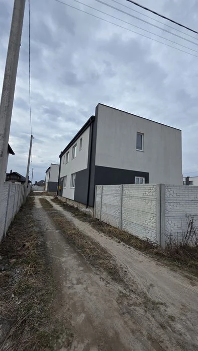 Продаж будинку з ділянкою