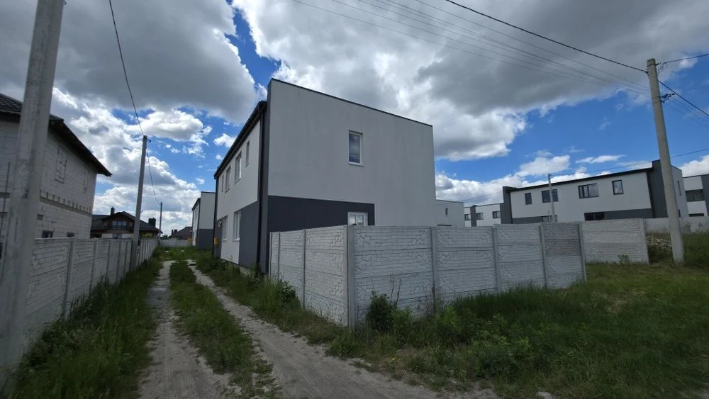 Продаж будинку з ділянкою
