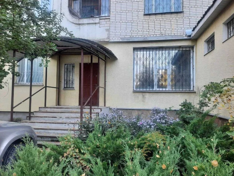 Продаж квартири 130 кв.м. на 1 поверсі з власним входом і га
