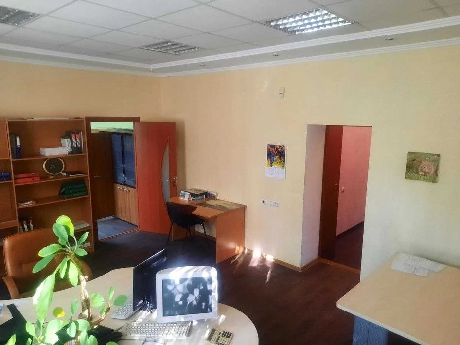 Продаж квартири 130 кв.м. на 1 поверсі з власним входом і га