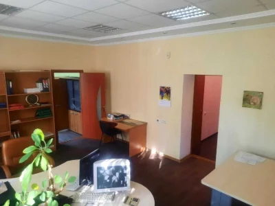 Продаж квартири 130 кв.м. на 1 поверсі з власним входом і га
