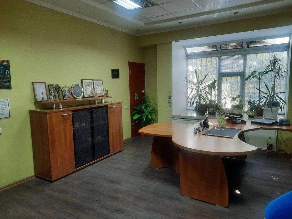 Продаж квартири 130 кв.м. на 1 поверсі з власним входом і га