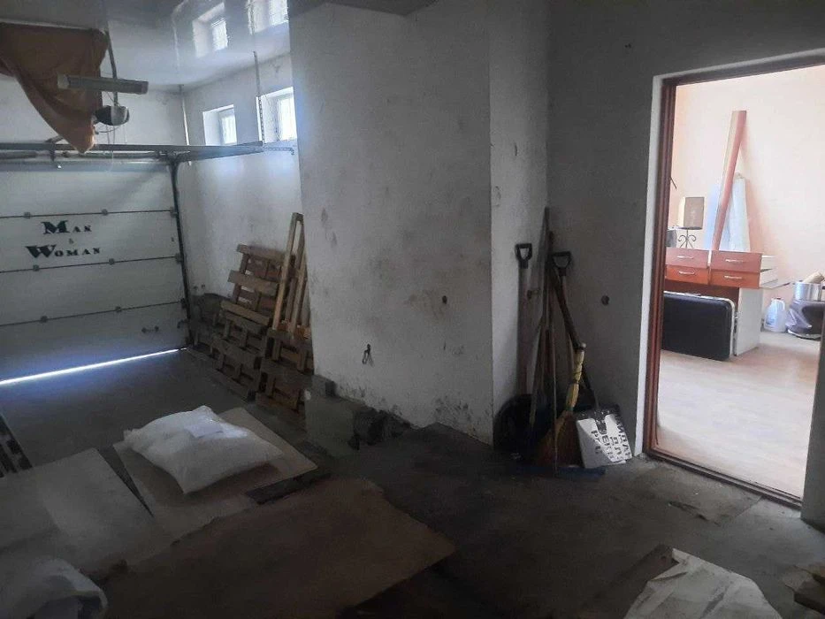 Продаж квартири 130 кв.м. на 1 поверсі з власним входом і га