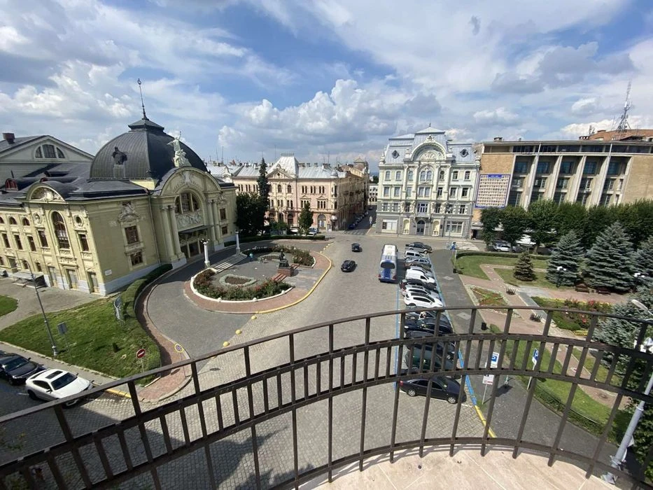 Продається 4-х кімнатна квартира на Театральній Площі