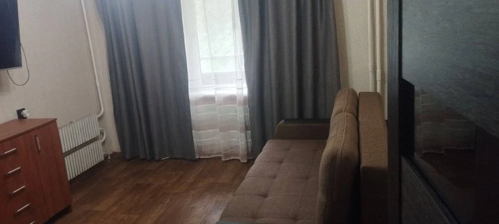 Продам 1кв.ж/м Тополь-2 в шикарной локаций  , второй этаж