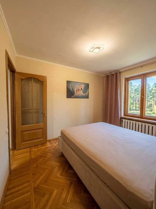 Продам трикімнатну квартиру 65 м² на вул. Писаржевського, 8