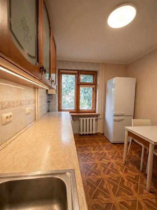 Продам трикімнатну квартиру 65 м² на вул. Писаржевського, 8